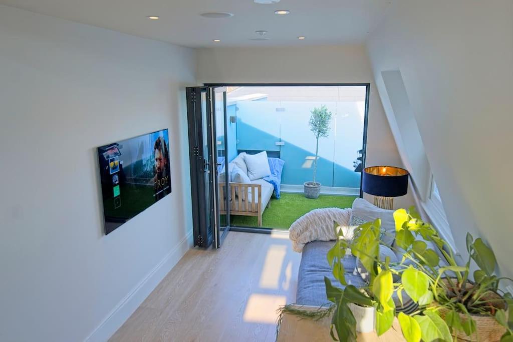 Luxurious 2-bedroom With Rooftop Terrace, Gourmet Kitchen & Fireplace London