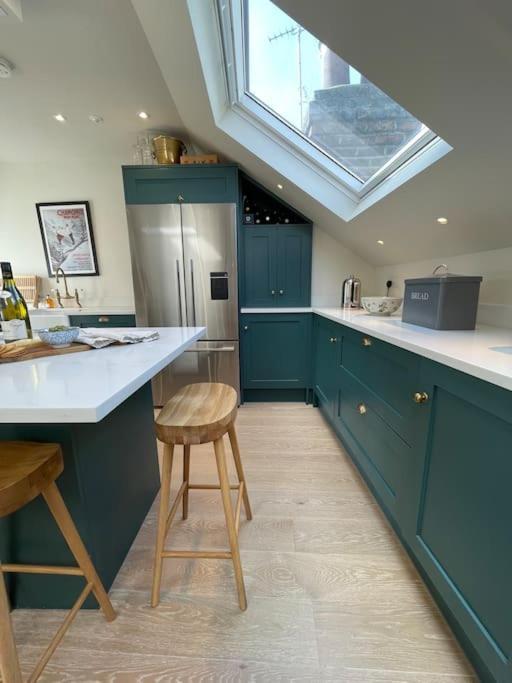 Luxurious 2-bedroom With Rooftop Terrace, Gourmet Kitchen & Fireplace London