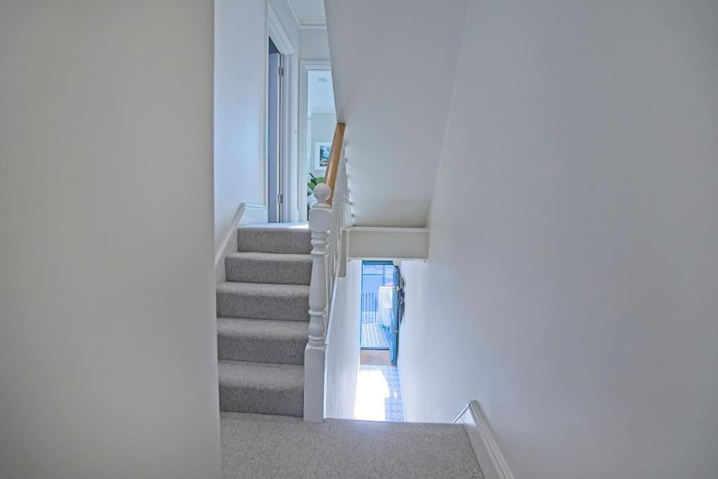 Apartment Luxurious 2-bedroom With Rooftop Terrace, Gourmet Kitchen & Fireplace London