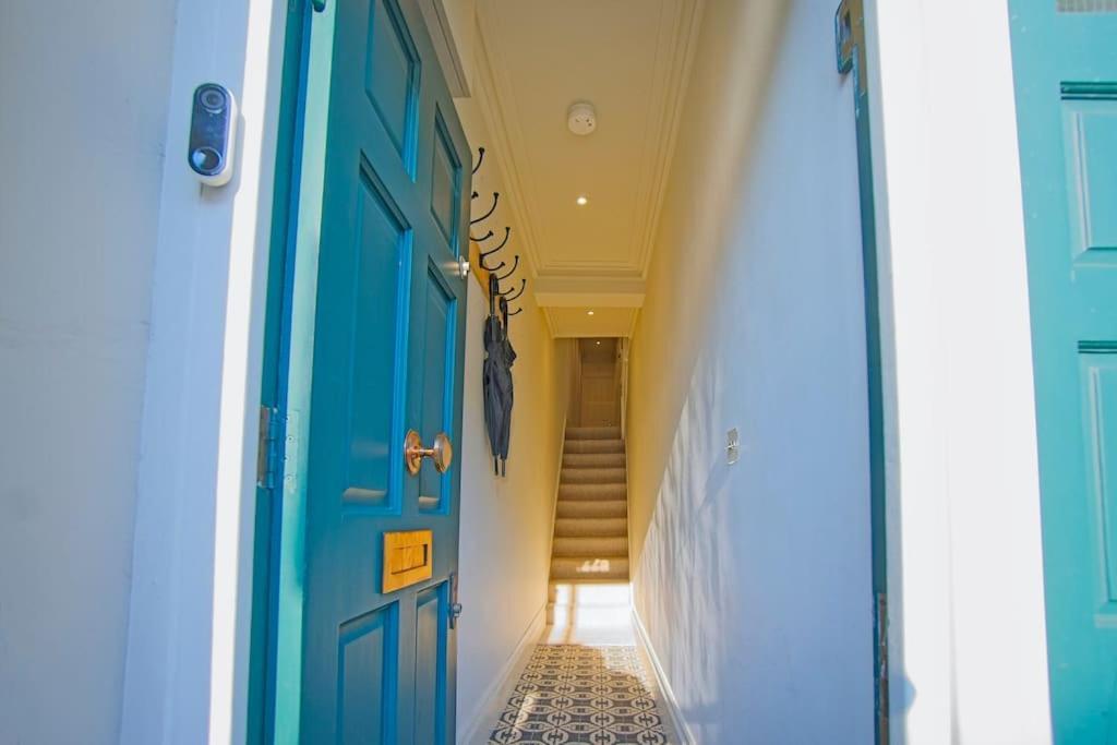 Luxurious 2-bedroom With Rooftop Terrace, Gourmet Kitchen & Fireplace