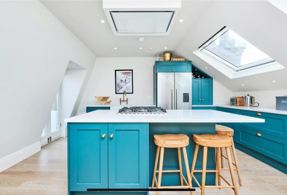 Luxurious 2-bedroom With Rooftop Terrace, Gourmet Kitchen & Fireplace Apartment London