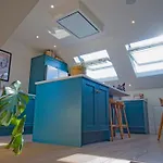 Luxurious 2-Bedroom With Rooftop Terrace, Gourmet Kitchen & Fireplace