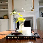 Luxurious 2-Bedroom With Rooftop Terrace, Gourmet Kitchen & Fireplace