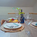 Luxurious 2-Bedroom With Rooftop Terrace, Gourmet Kitchen & Fireplace