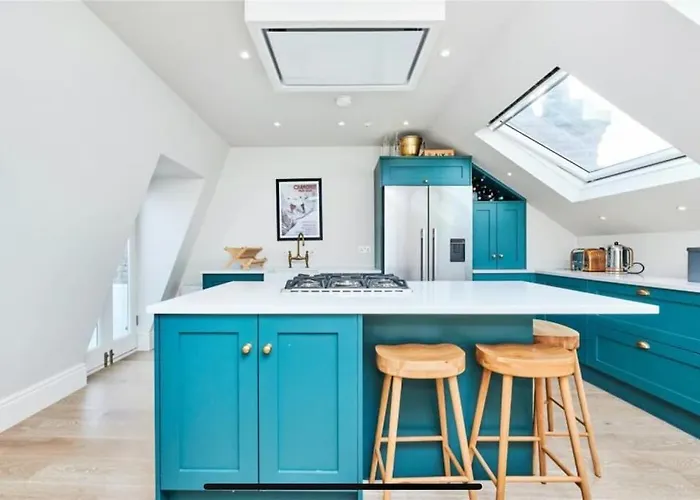 Luxurious 2-Bedroom With Rooftop Terrace, Gourmet Kitchen & Fireplace