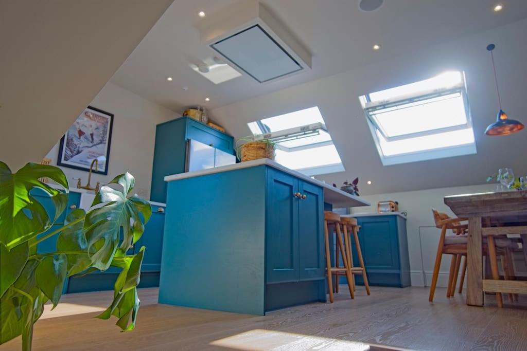 Luxurious 2-bedroom With Rooftop Terrace, Gourmet Kitchen & Fireplace Londra