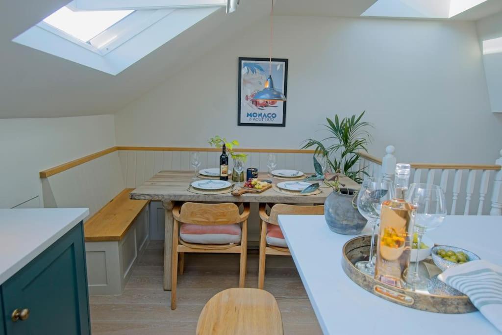 Luxurious 2-bedroom With Rooftop Terrace, Gourmet Kitchen & Fireplace *
