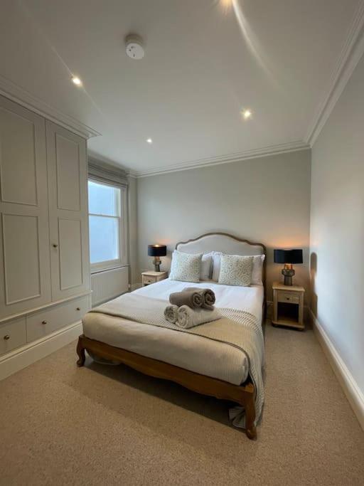 Luxurious 2-bedroom With Rooftop Terrace, Gourmet Kitchen & Fireplace *