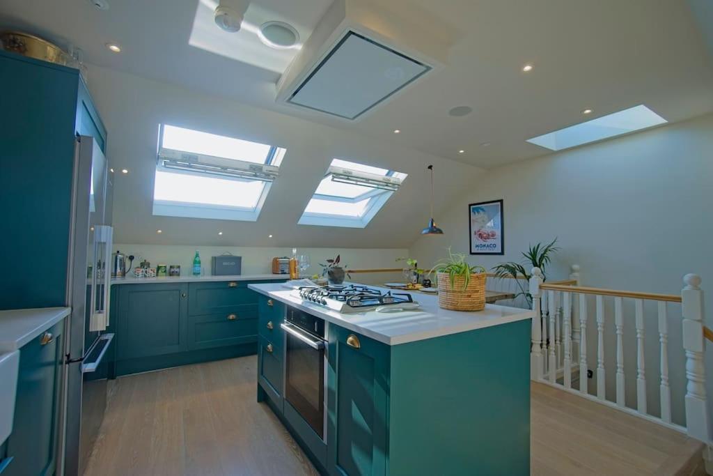 Luxurious 2-bedroom With Rooftop Terrace, Gourmet Kitchen & Fireplace Londra