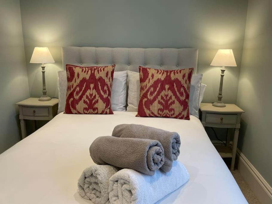 Luxurious 2-bedroom With Rooftop Terrace, Gourmet Kitchen & Fireplace