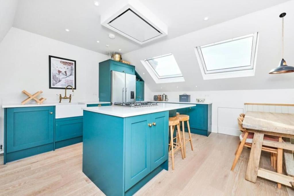 Luxurious 2-bedroom With Rooftop Terrace, Gourmet Kitchen & Fireplace Appartamento