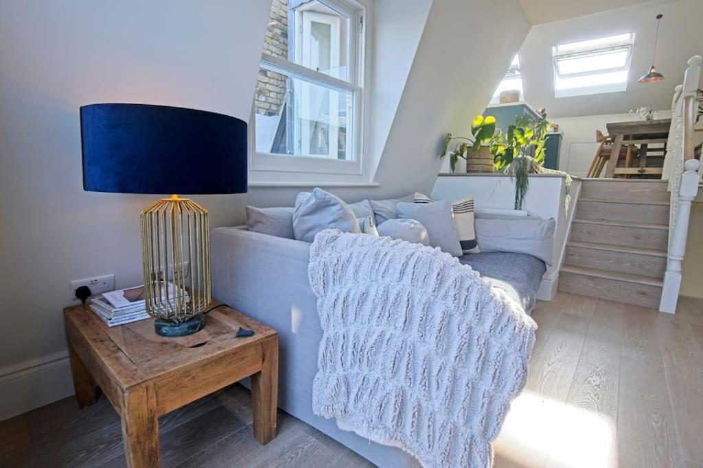Luxurious 2-bedroom With Rooftop Terrace, Gourmet Kitchen & Fireplace *