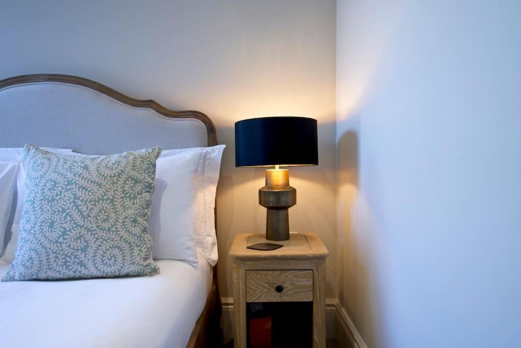 Luxurious 2-bedroom With Rooftop Terrace, Gourmet Kitchen & Fireplace