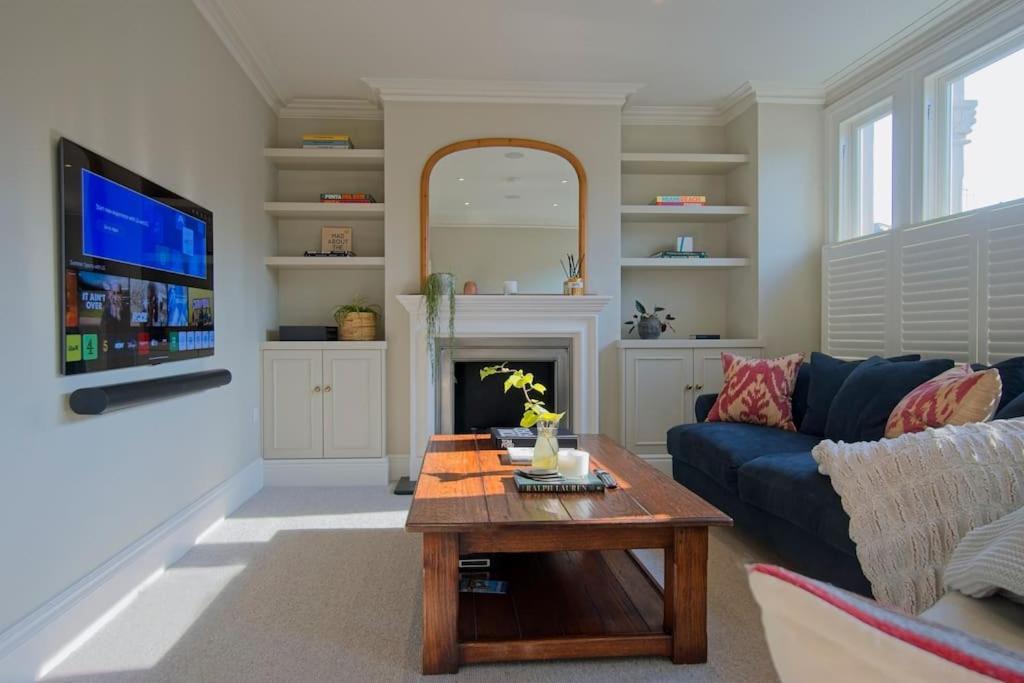Luxurious 2-bedroom With Rooftop Terrace, Gourmet Kitchen & Fireplace