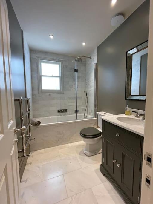 Luxurious 2-bedroom With Rooftop Terrace, Gourmet Kitchen & Fireplace Appartamento